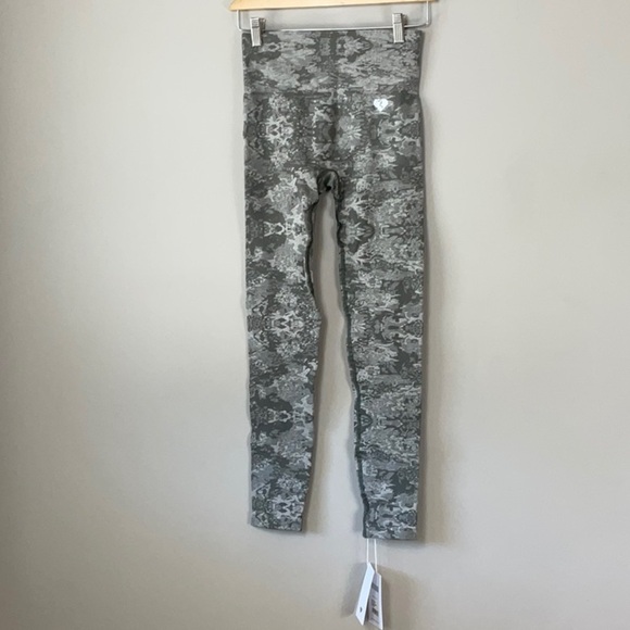 Women’s Best Pants - Woman’s Best Camo Seamless leggings green